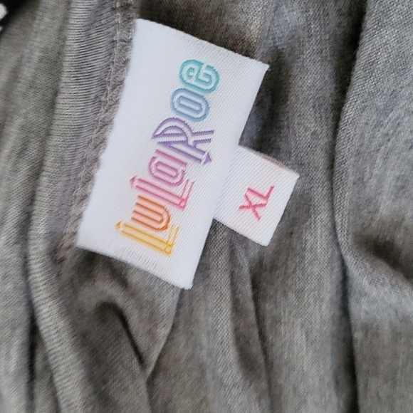 LuLaRoe Randy gray raglan tee with black floral 3/4 length sleeves NWT - Picture 7 of 8